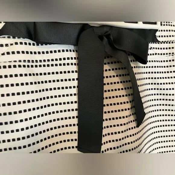Cass, mini skirt, black/white pattern with bow detail, excellent condition, 10 - Picture 2 of 3